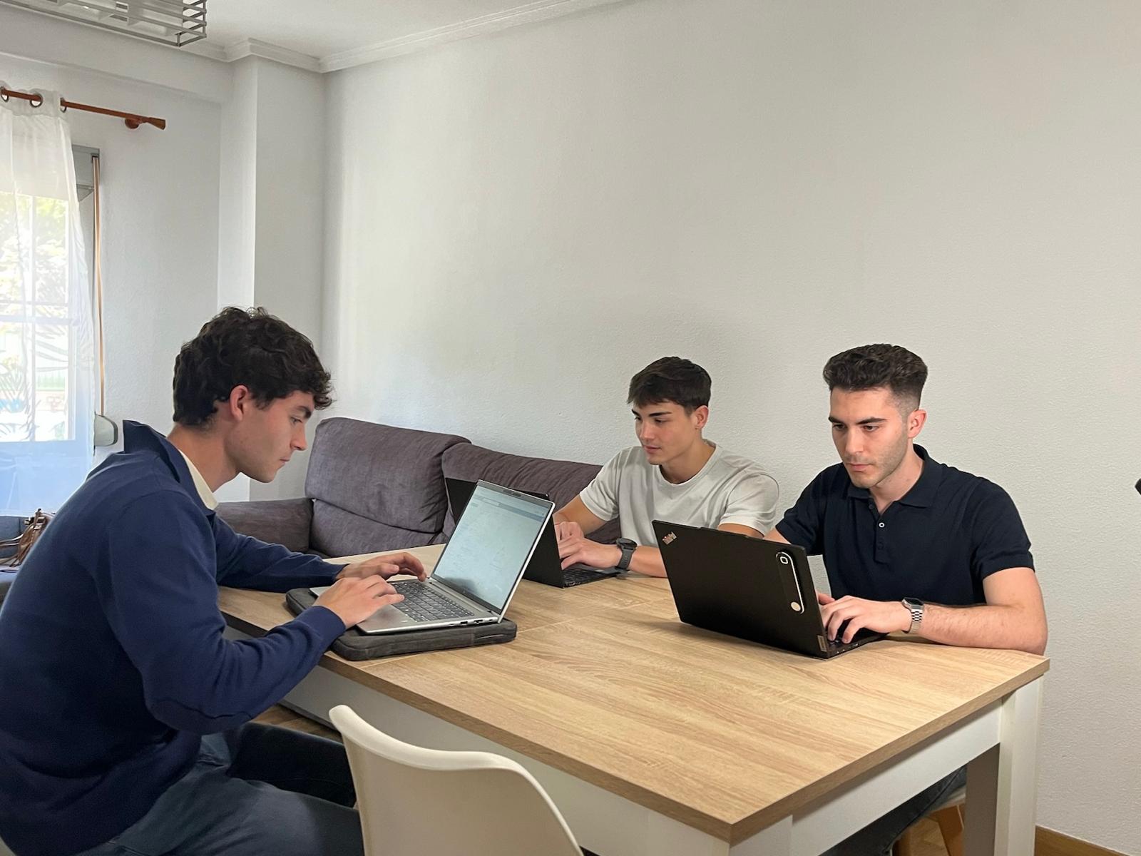 El equipo de doMate trabajando